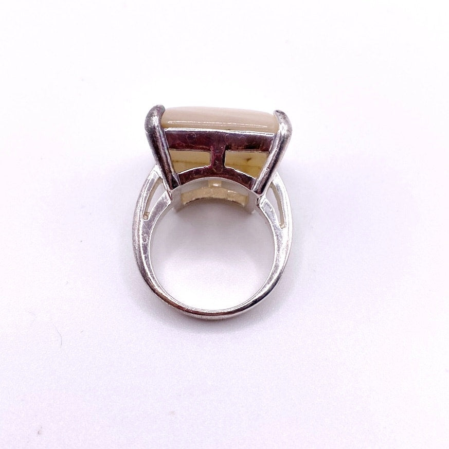 Mother of Pearl Beautiful Statement Ring Silver Plated size 7