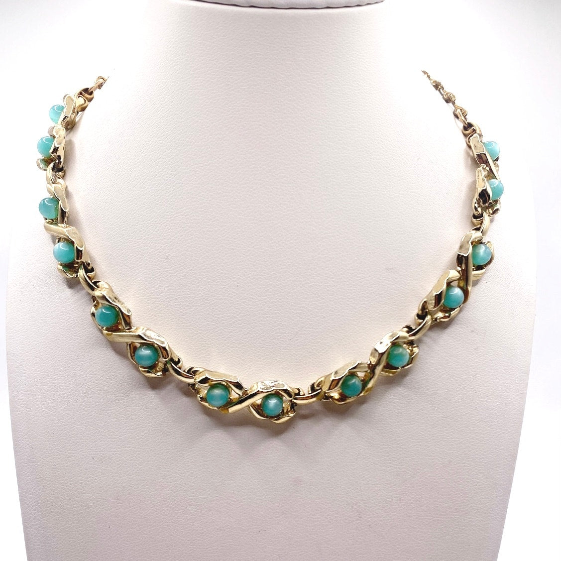 Vintage Mid Century Necklace Gold Tone Green Lucite Beads  16"