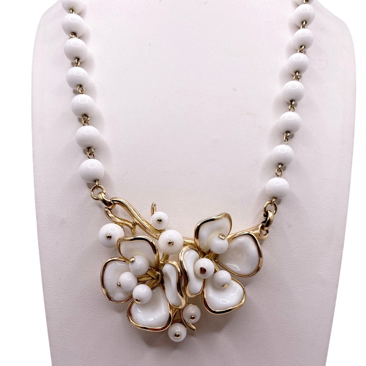 Trifari by Alfred Philippe Milk Glass White Necklace 16"