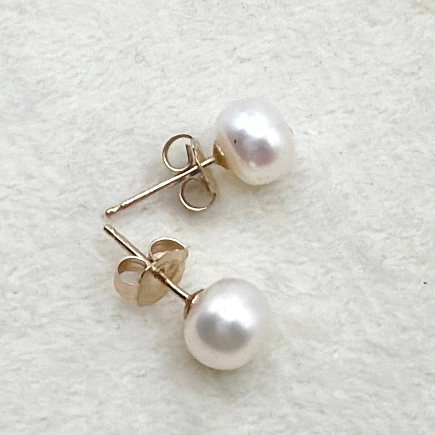 10k Gold and 4mm Freshwater Pearl Studs