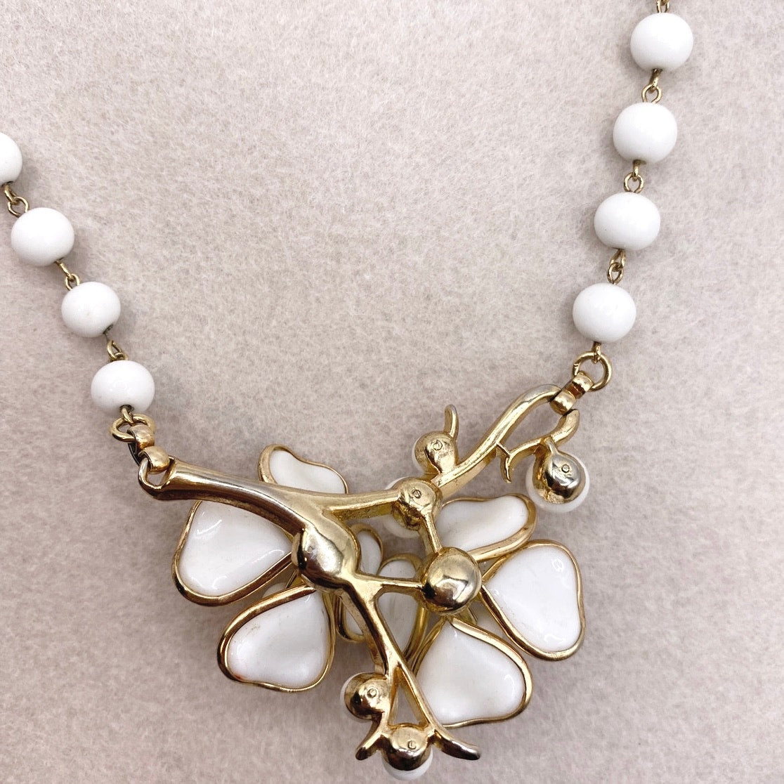Trifari by Alfred Philippe Milk Glass White Necklace 16"