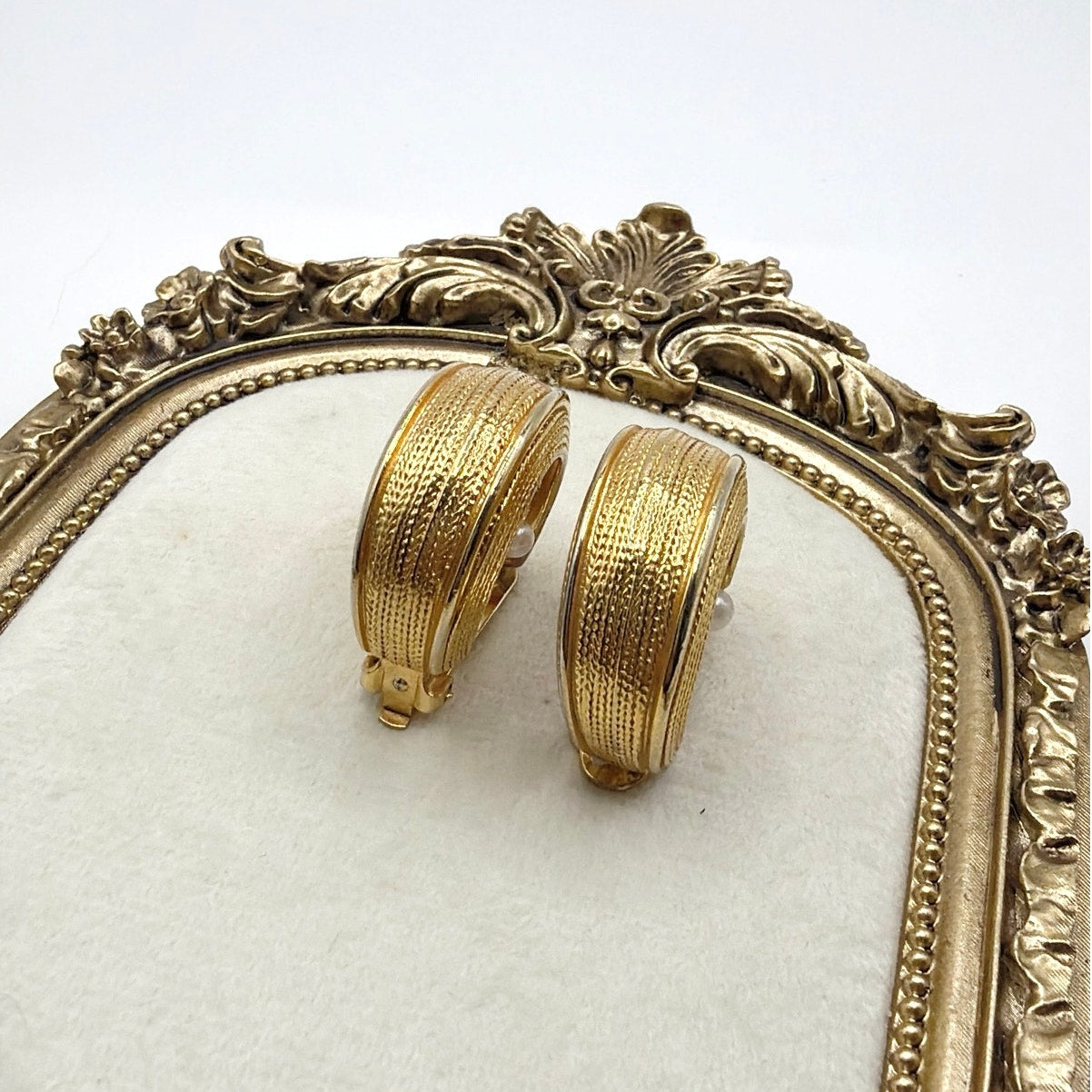 Retro Chunky Textured Half Hoop Gold Tone 3cm