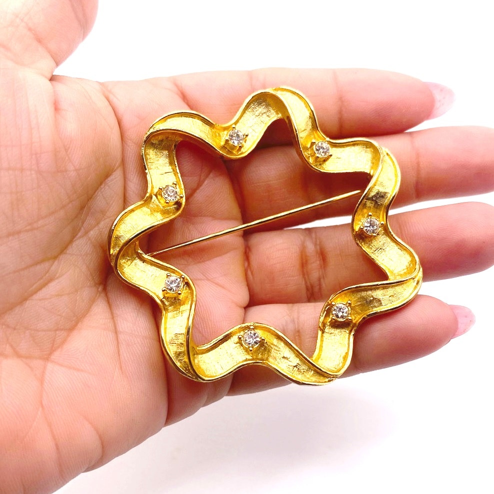Sarah Coventry Brooch Flower