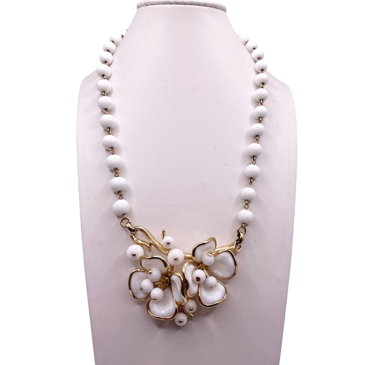 Trifari by Alfred Philippe Milk Glass White Necklace 16"
