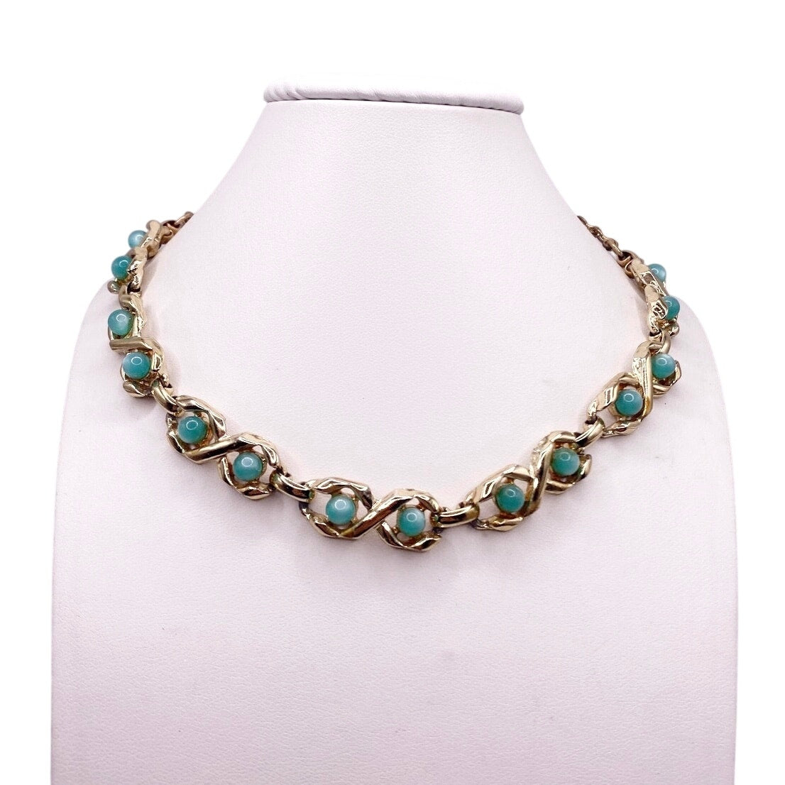 Vintage Mid Century Necklace Gold Tone Green Lucite Beads  16"