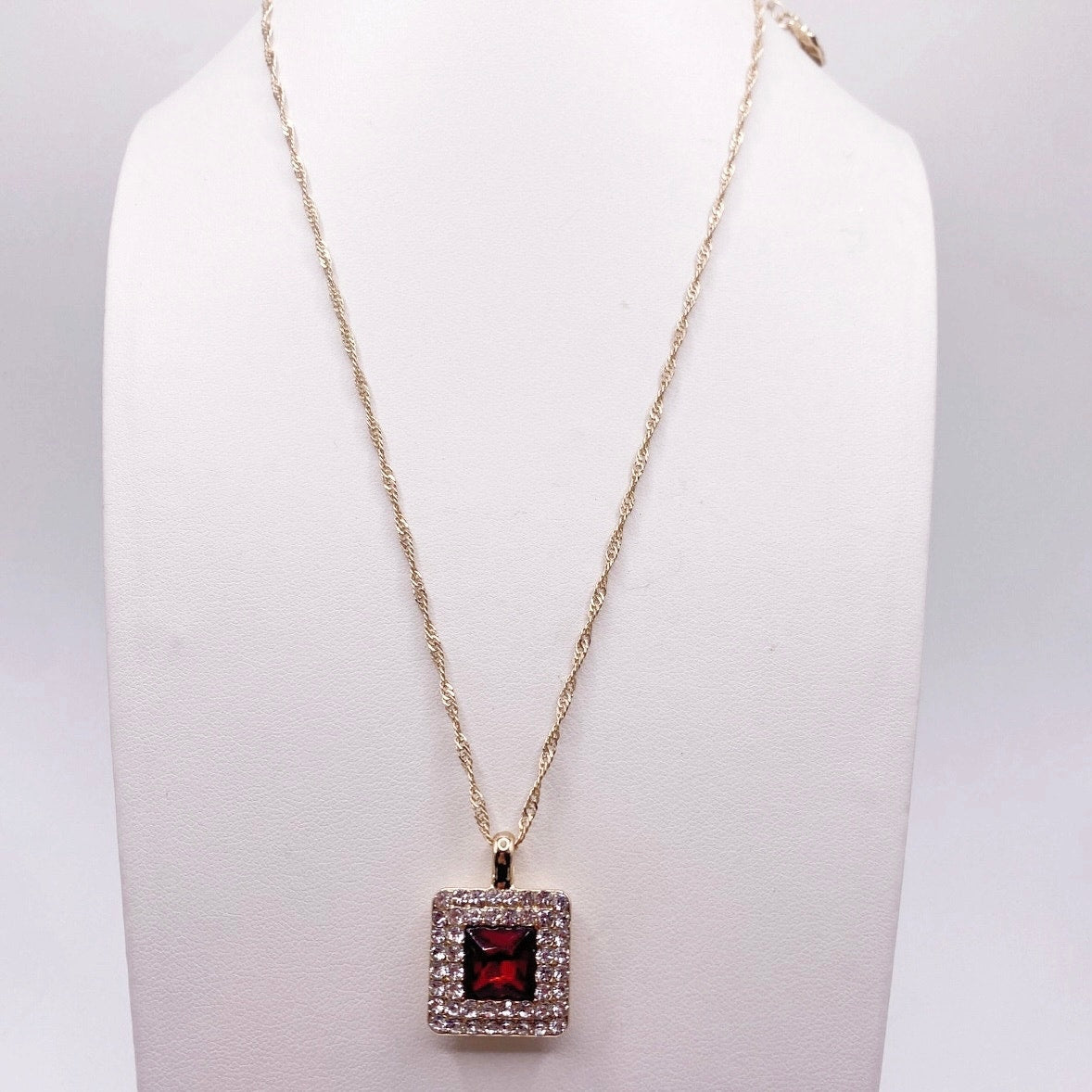 Vntg Monet Twisted Chain Necklace With Red and White Rhinestones 18” Adjustable