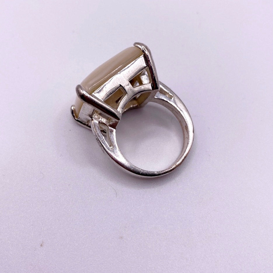 Mother of Pearl Beautiful Statement Ring Silver Plated size 7