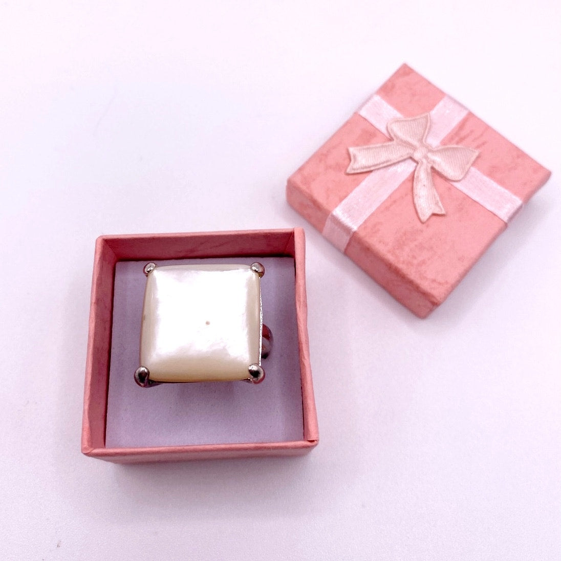 Mother of Pearl Beautiful Statement Ring Silver Plated size 7