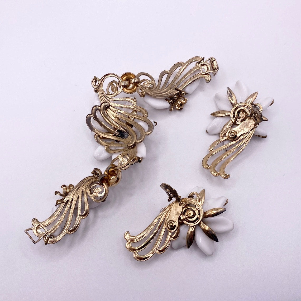 Napier White Resin Flower Bracelet 7” and Earrings Set
