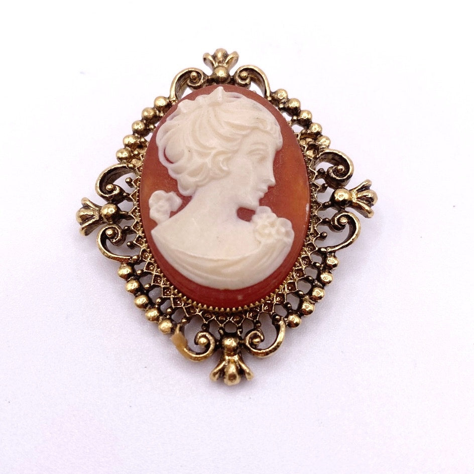 Avon Vntg Cameo Brooch in Solid Perfume Box