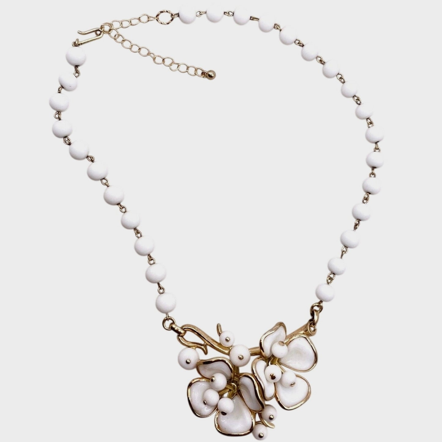 Trifari by Alfred Philippe Milk Glass White Necklace 16"