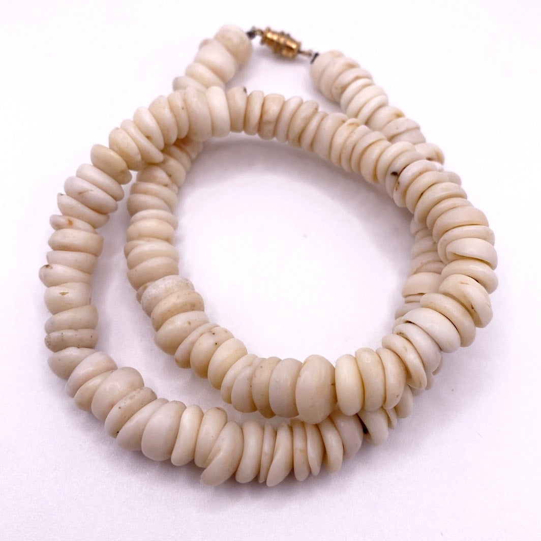 Vintage Puka Hawaiian Shell Necklace Choker 16” and 64.44 grams