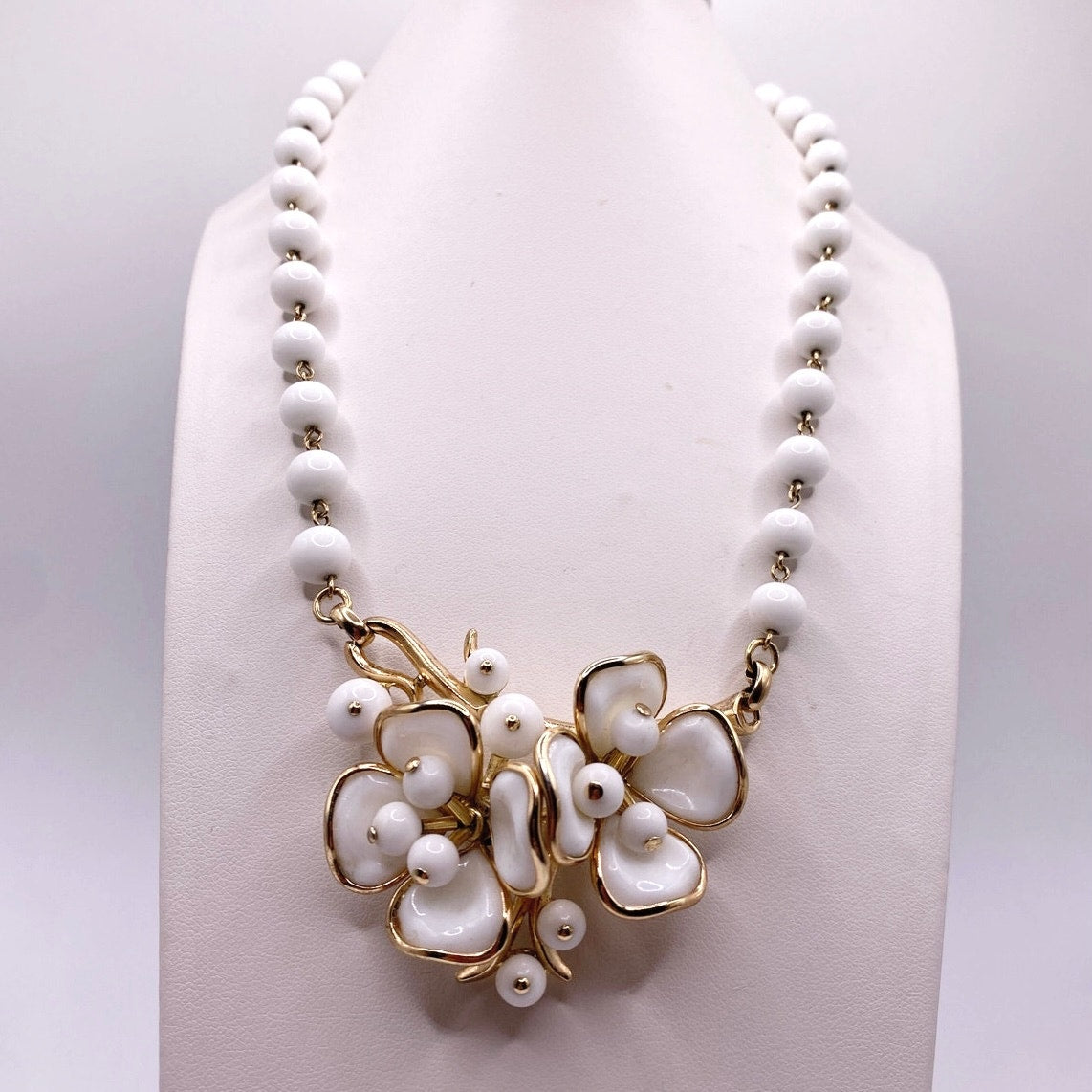 Trifari by Alfred Philippe Milk Glass White Necklace 16"