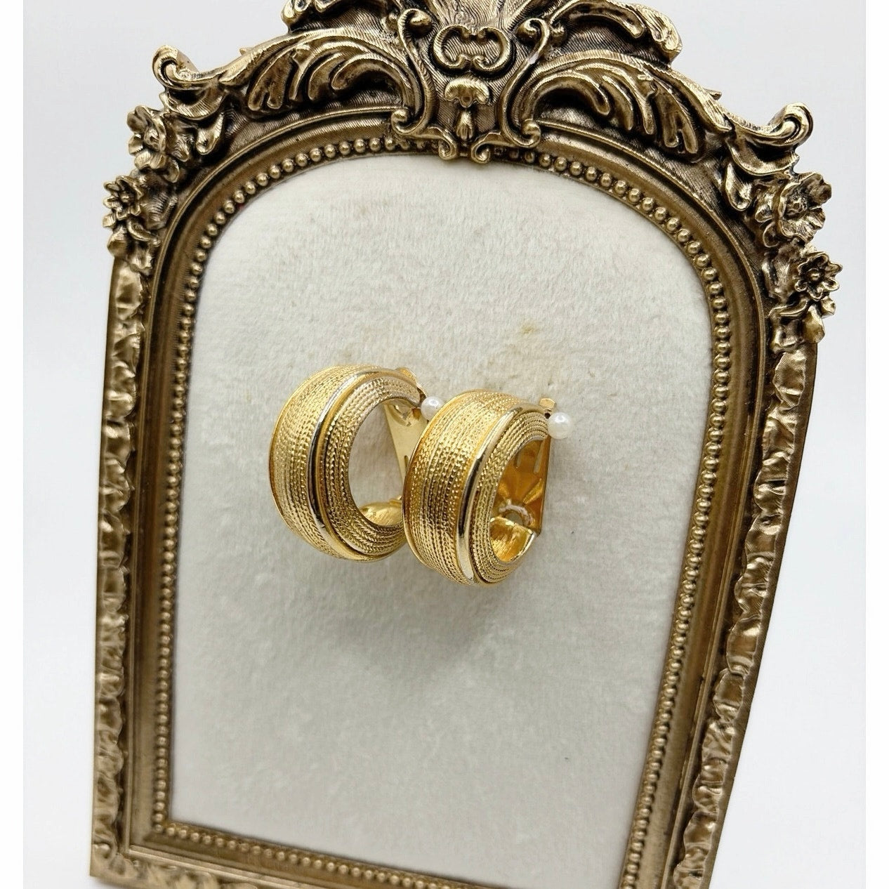 Retro Chunky Textured Half Hoop Gold Tone 3cm