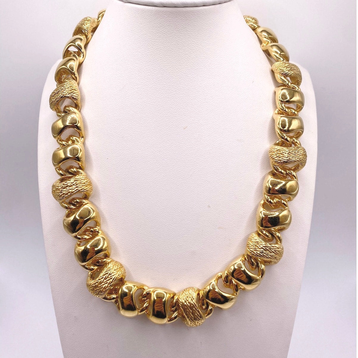 Monet Signed Vintage Chunky Links Short Necklace 16”