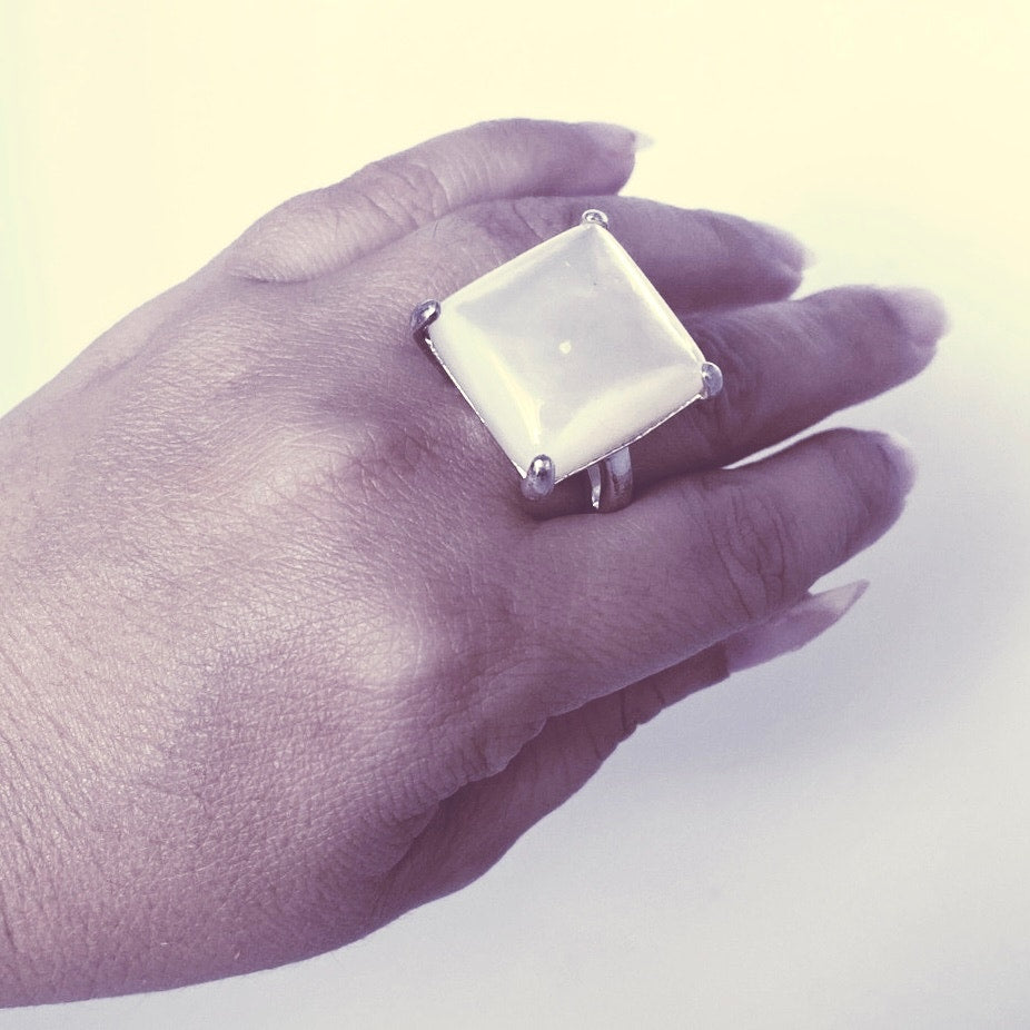 Mother of Pearl Beautiful Statement Ring Silver Plated size 7