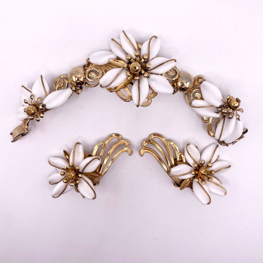 Napier White Resin Flower Bracelet 7” and Earrings Set