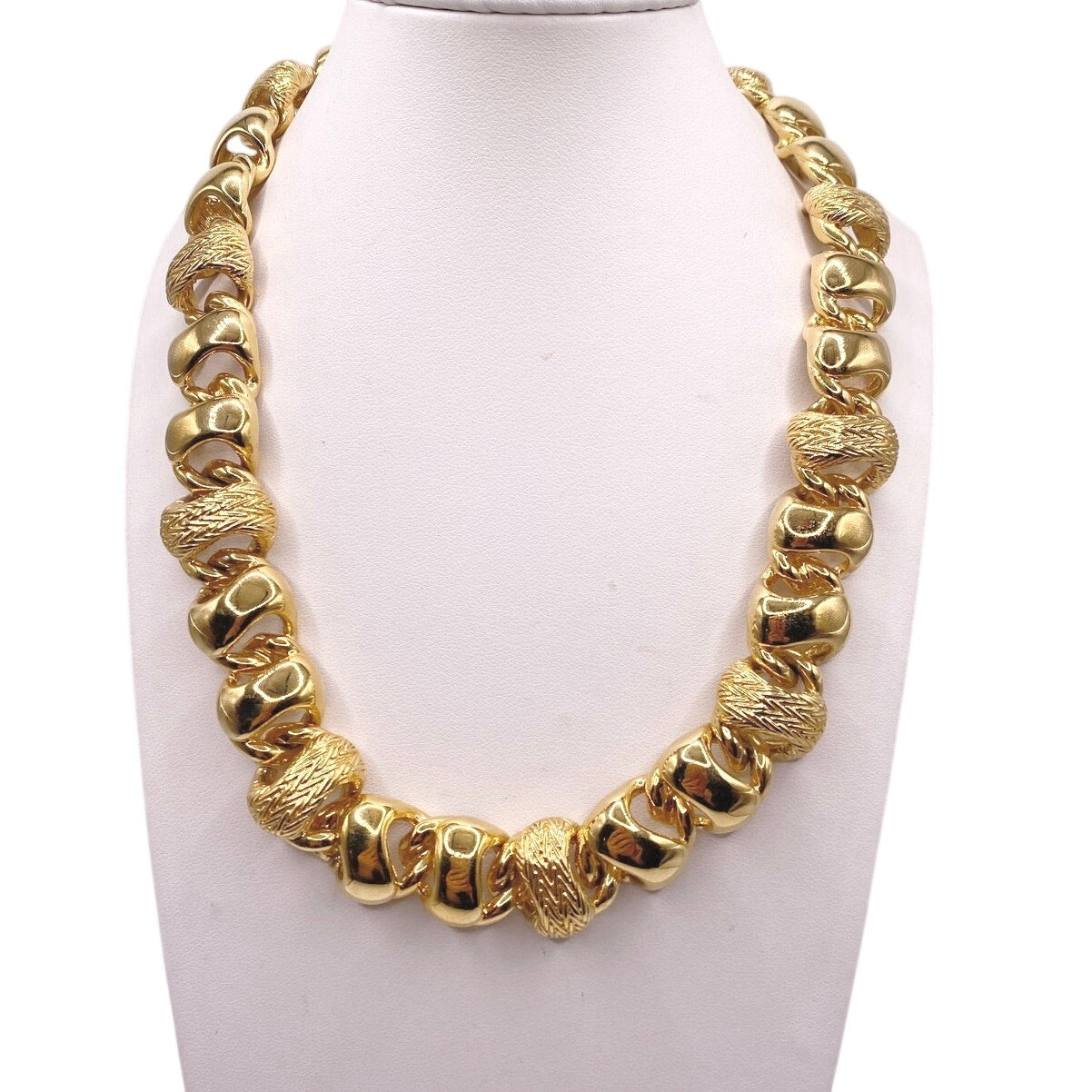 Monet Signed Vintage Chunky Links Short Necklace 16”